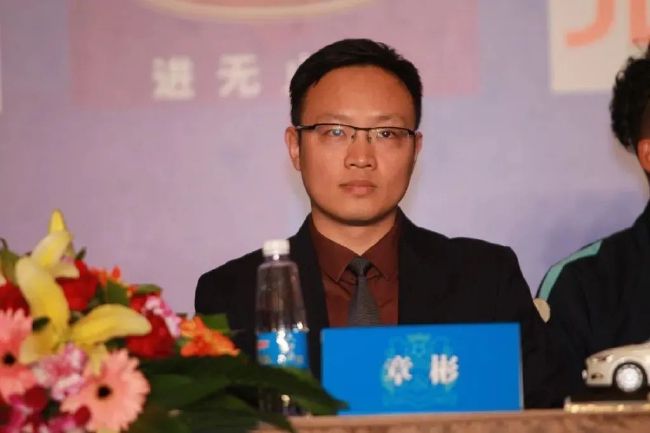 罗马的中卫位置人员紧张，老将斯莫林长期伤停且仍未确定复出时间，而库姆布拉在上赛季膝盖韧带断裂后缺席至今，预计还需要一个月才能复出，而且无法立即恢复良好状态。